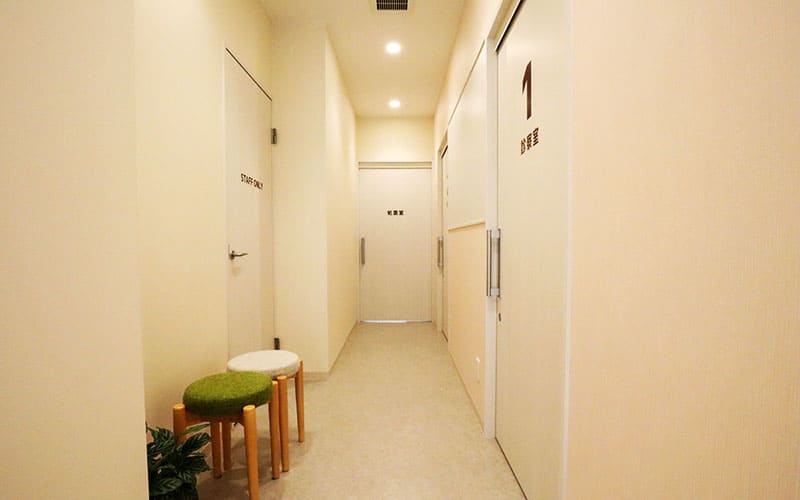 うおざき駅前五郷皮フ科ロビー