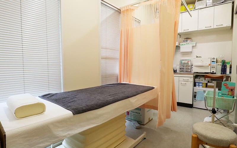 うおざき駅前五郷皮フ科処置室